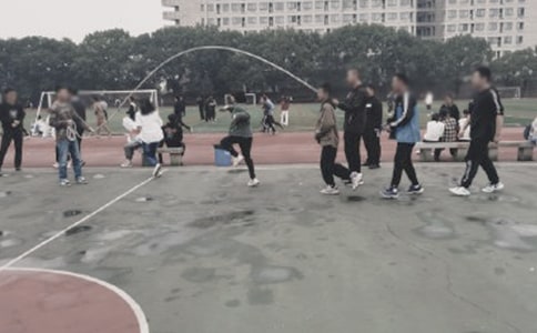 小学的操场的作文300字